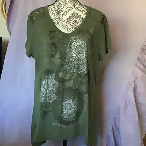 An adorable T-shirt with lots of detail